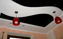 Двухуровневый потолок с сочетанием двух цветов для коридора