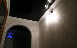 Матовый потолок в черном цвете для коридора