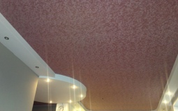 Розовый глянцевый потолок для гостиной