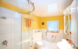 Глянцевый потолок для ванной с точечными светильниками