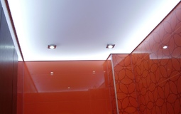 Белый глянцевый потолок для ванной