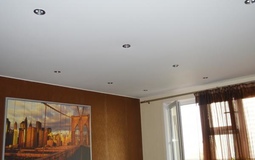 Матовый потолок с точечными светильниками для спальни