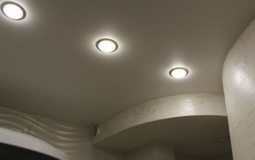 Матовый потолок для ванны с точечными светильниками