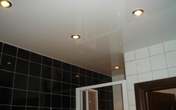 Белый глянцевый потолок для ванной с точечными светильниками
