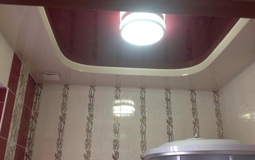 Бело-бордовый потолок для ванной