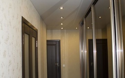 Матовый потолок с светильниками для коридора