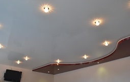 Глянцевый двухуровневый потолок для гостиной