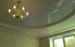Глянцевый двухуровневый потолок  для гостиной