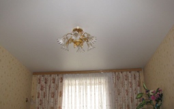 Матовый потолок для гостиной с закладной под люстру