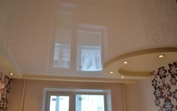 Двухуровневый глянцевый потолок для гостиной