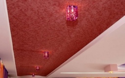 Красный сатиновый двухуровневый потолок для коридора
