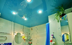 Бирюзовый глянцевый потолок для ванной