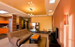 Матовый потолок с точечными светильниками для гостиной