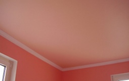 Розовый матовый потолок для спальни