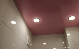 Розовый глянцевый потолок для ванной