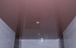 Нежно розовый глянцевый потолок для ванной