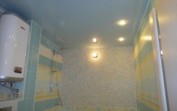 Голубой глянцевый потолок для ванной