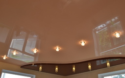 Глянцевый потолок с точечными светильниками для гостиной